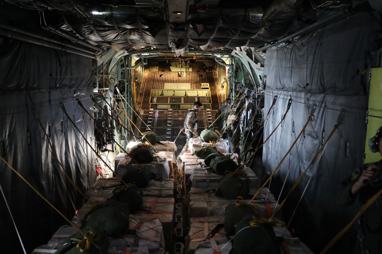 الأردن يواصل إيصال المساعدات إلى غزة عبر إنزالات جوية جديدة