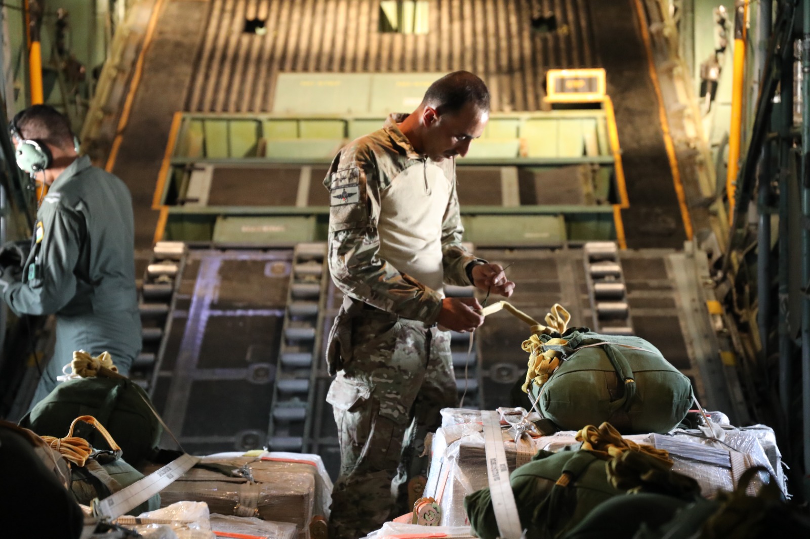 الأردن يواصل إيصال المساعدات إلى غزة عبر إنزالات جوية جديدة