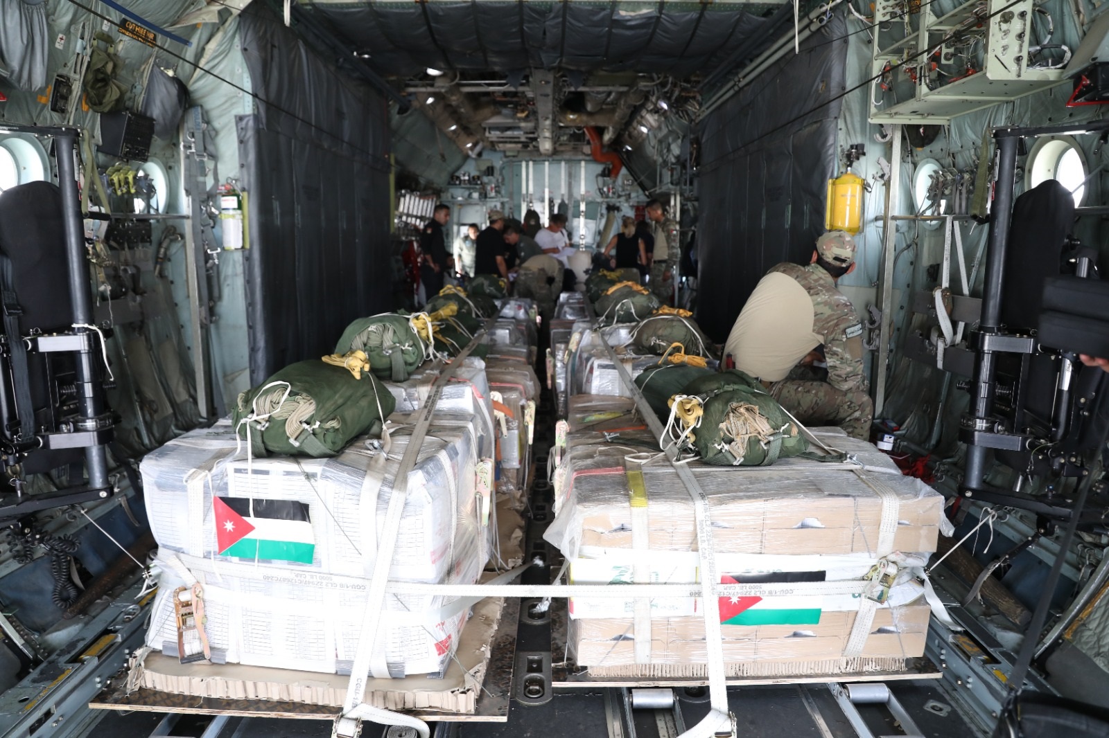 الأردن يواصل إيصال المساعدات إلى غزة عبر إنزالات جوية جديدة