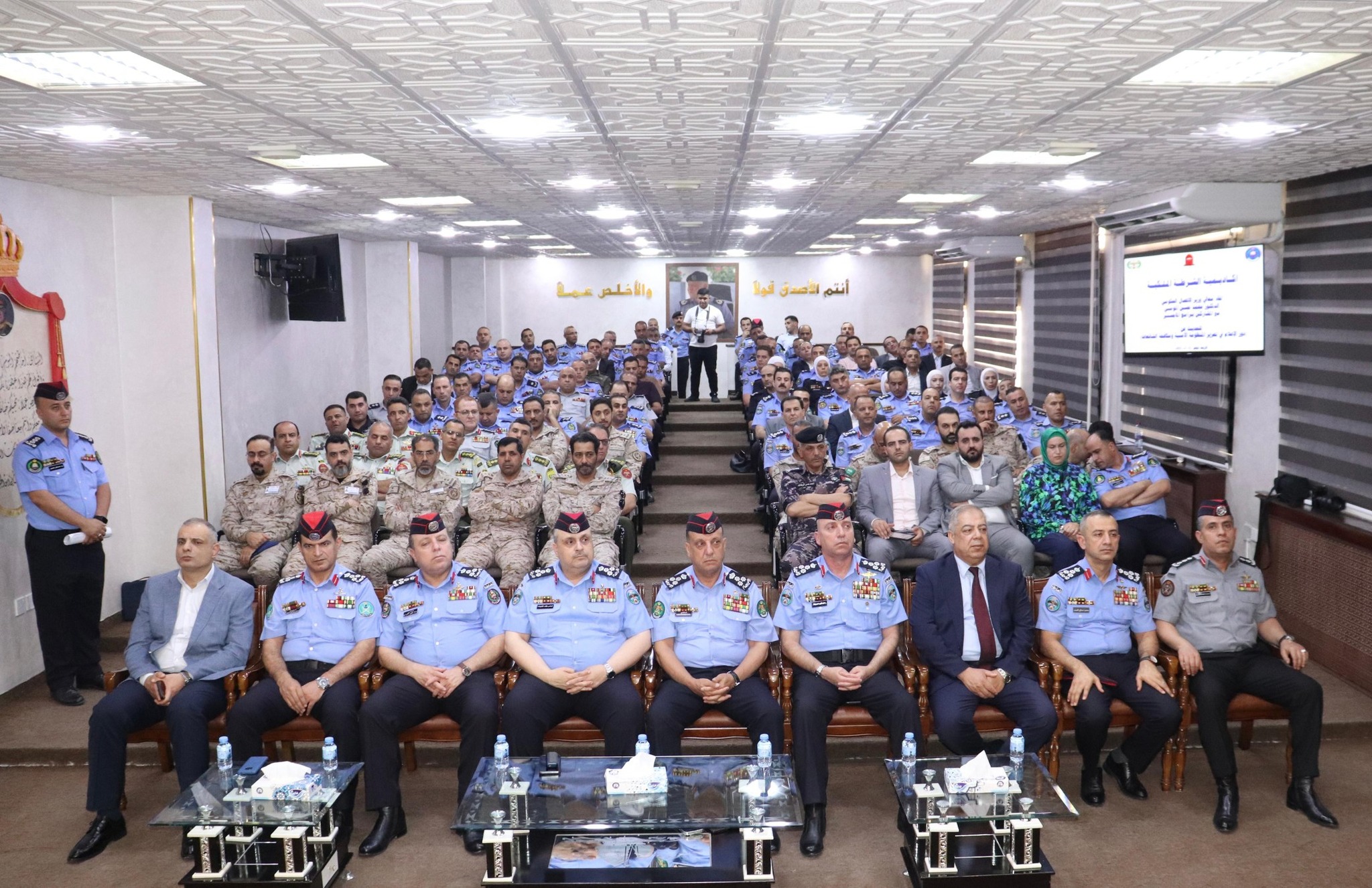 وزير الاتصال الحكومي يحاضر في أكاديمية الشرطة الملكية