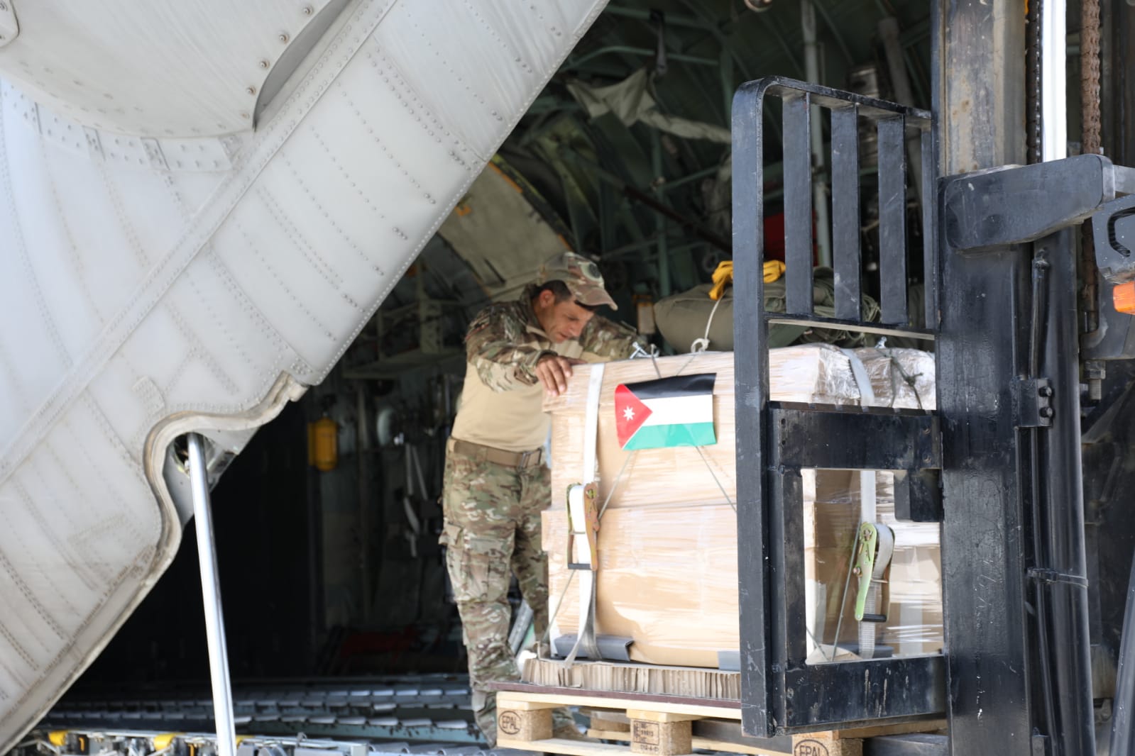 الأردن يواصل إيصال المساعدات إلى غزة عبر إنزالات جوية جديدة