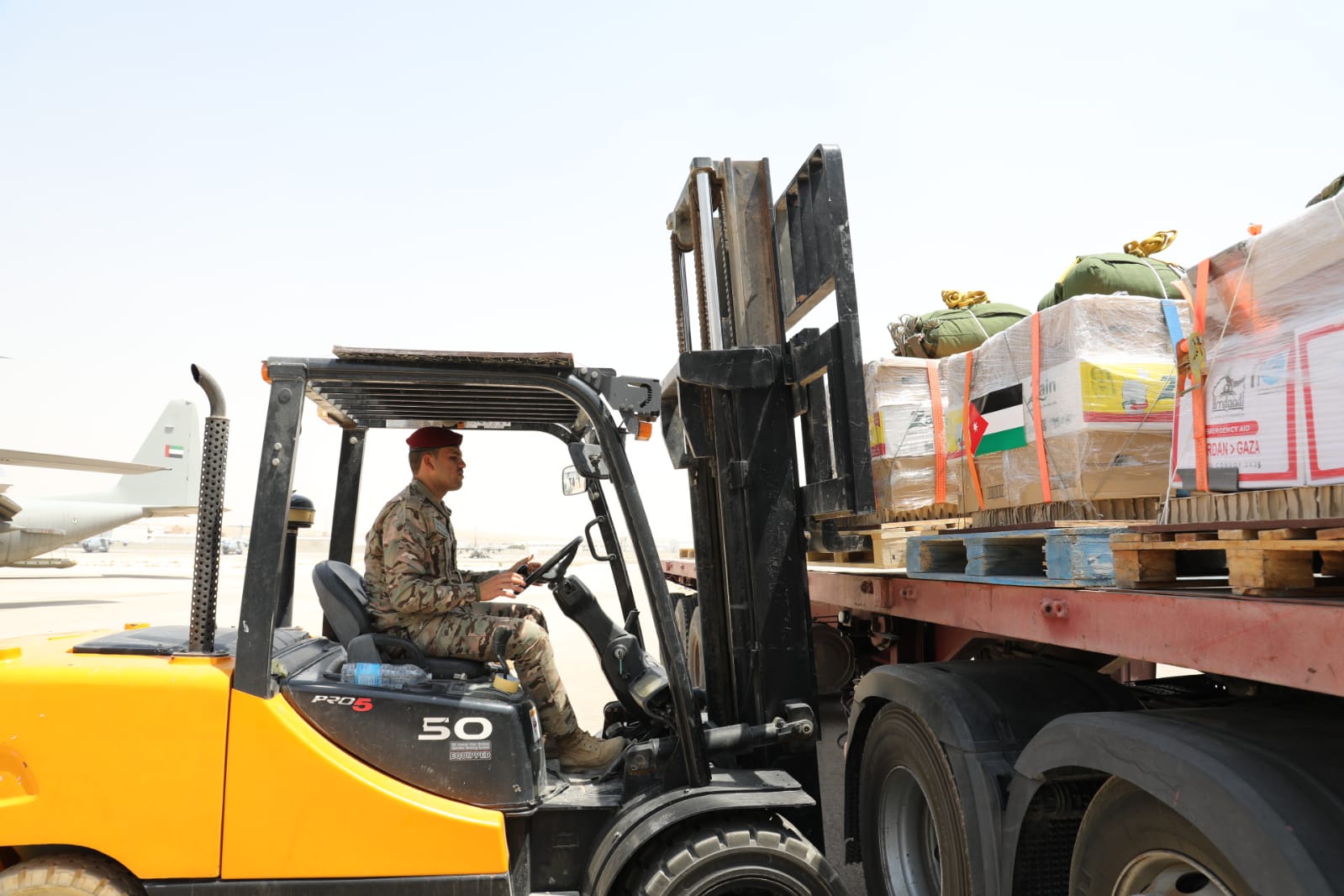 الأردن يواصل إيصال المساعدات إلى غزة عبر إنزالات جوية جديدة