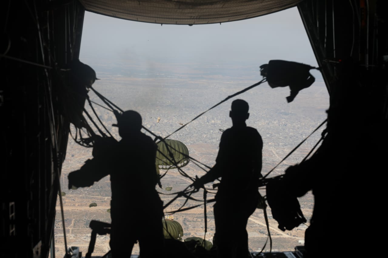 الأردن يواصل إيصال المساعدات إلى غزة عبر إنزالات جوية جديدة