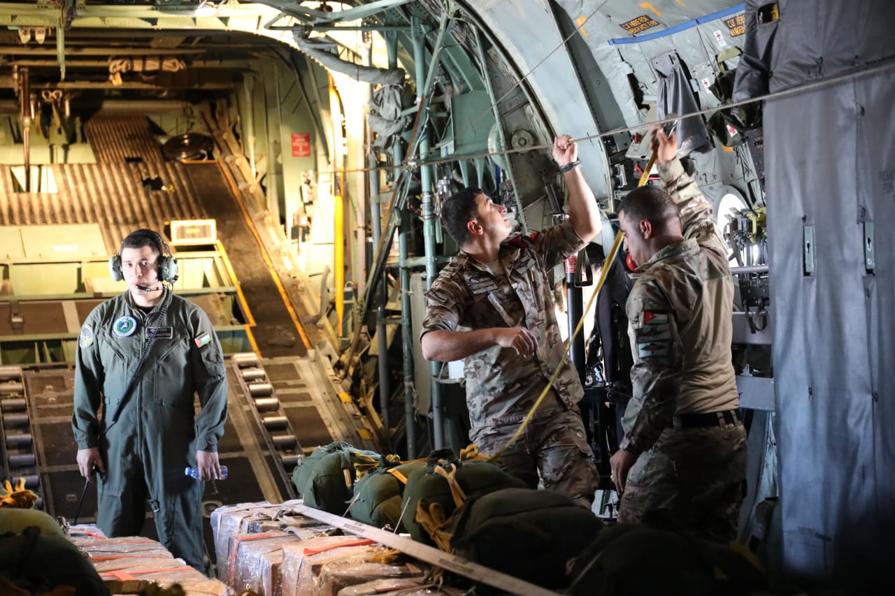 الأردن يواصل إيصال المساعدات إلى غزة عبر إنزالات جوية جديدة