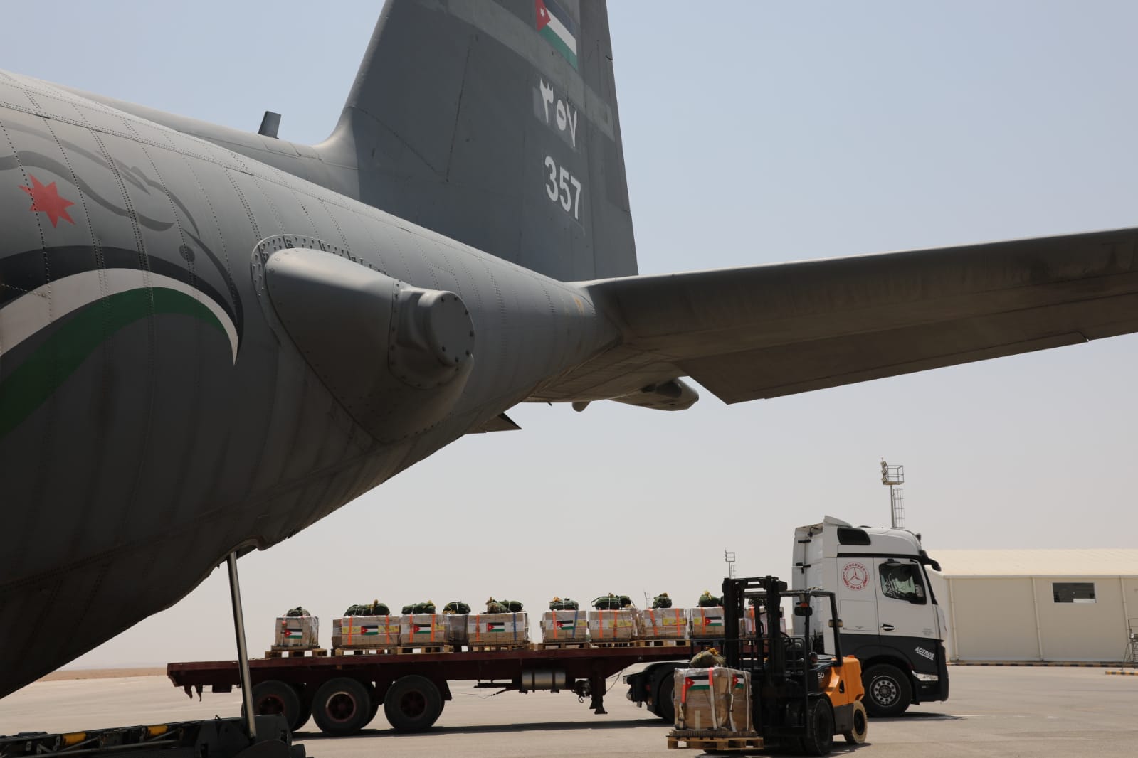 الأردن يواصل إيصال المساعدات إلى غزة عبر إنزالات جوية جديدة