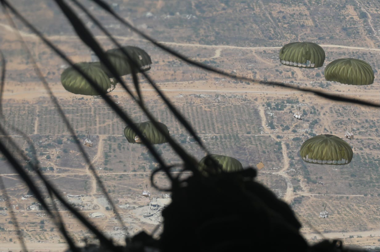 الأردن يواصل إيصال المساعدات إلى غزة عبر إنزالات جوية جديدة