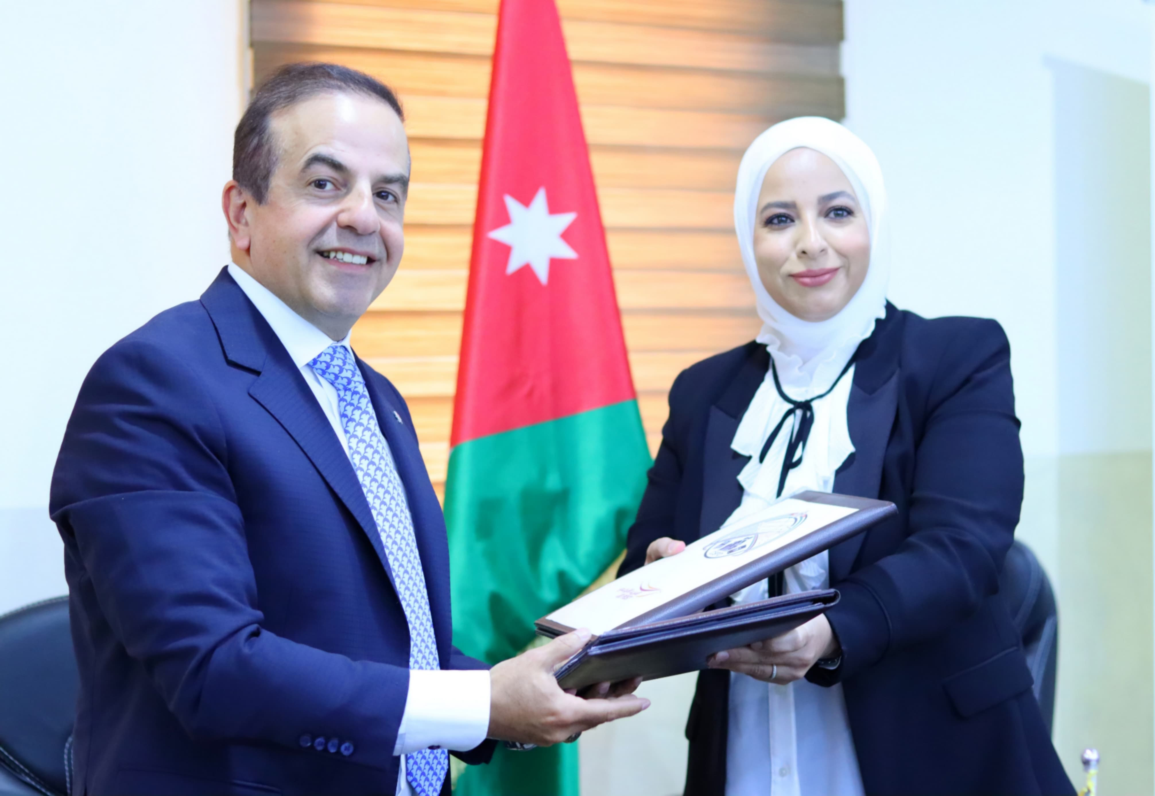 توقيع اتفاقية بين الأحوال المدنية والبريد الأردني لتوصيل الجواز الإلكتروني