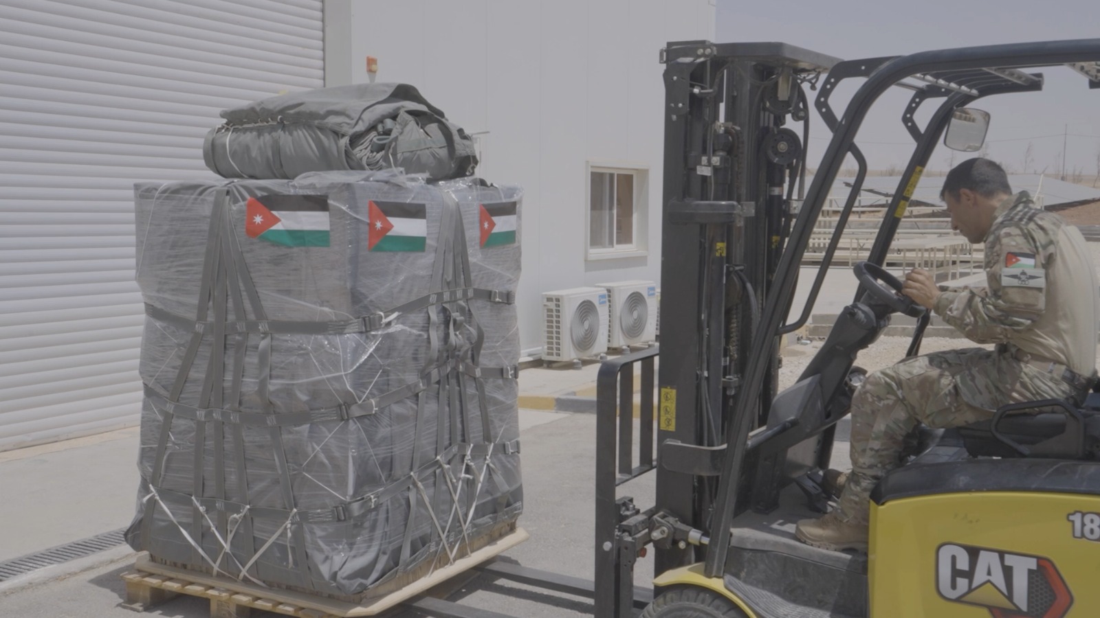 الأردن يواصل إيصال المساعدات إلى غزة عبر إنزالات جوية جديدة