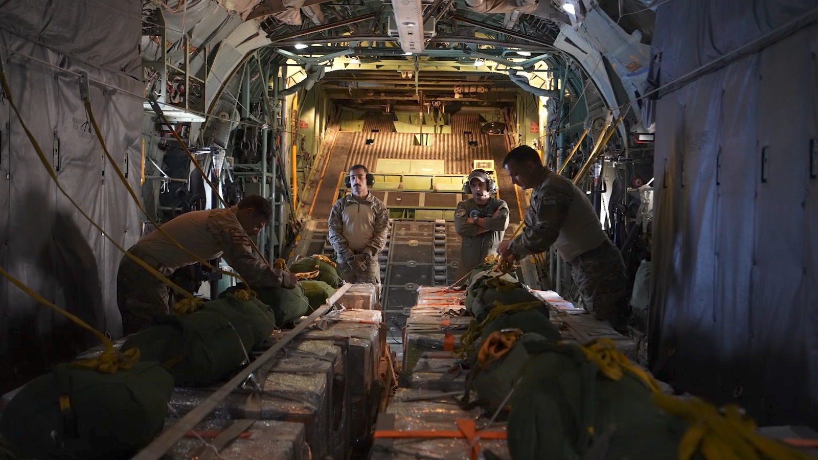 الأردن يواصل إيصال المساعدات إلى غزة عبر إنزالات جوية جديدة