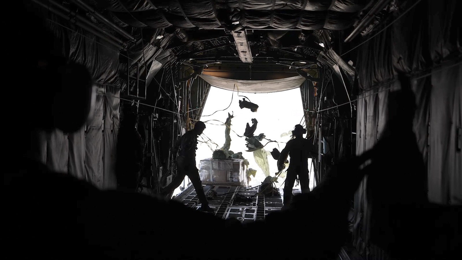 الأردن يواصل إيصال المساعدات إلى غزة عبر إنزالات جوية جديدة