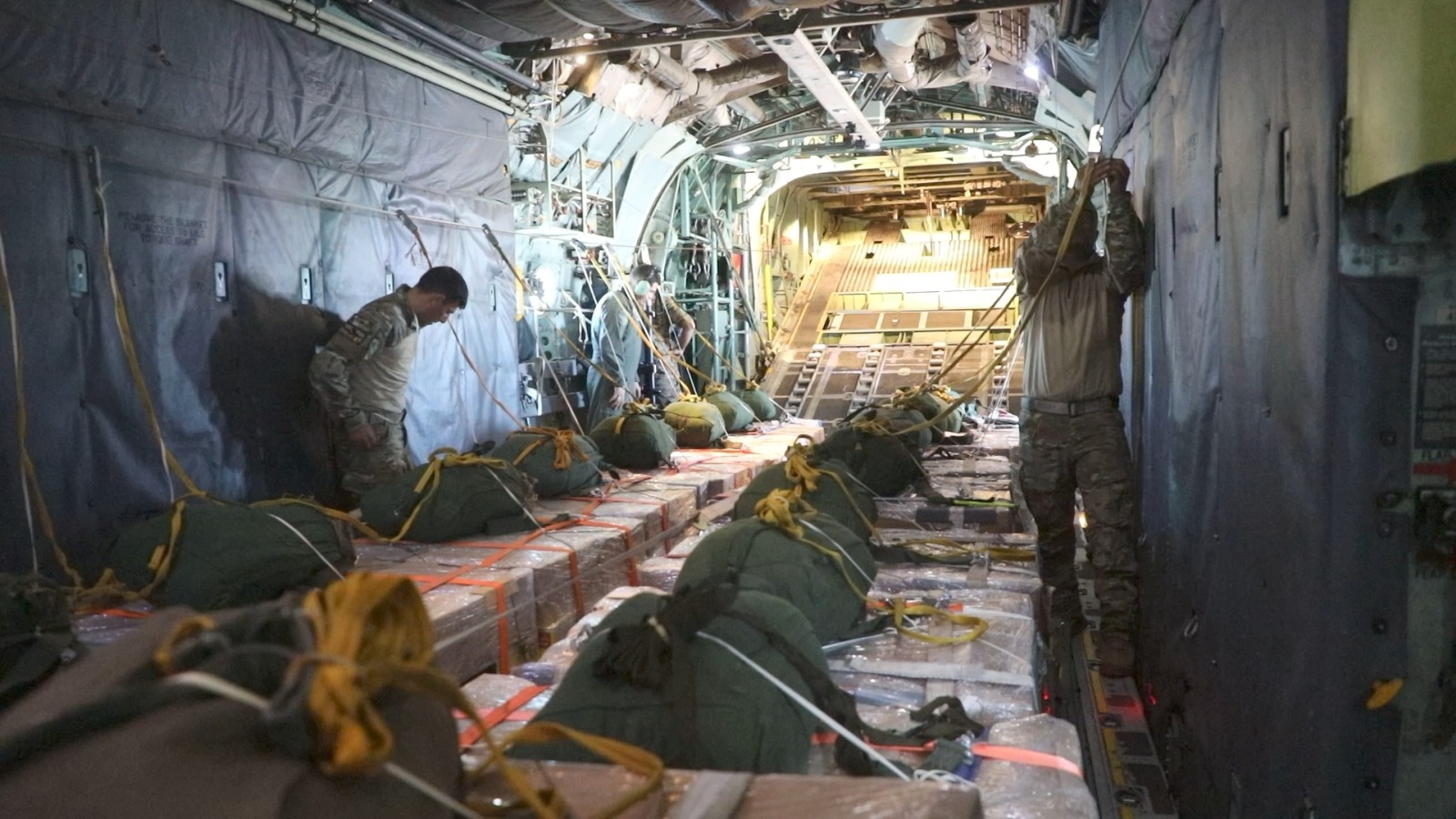 الأردن يواصل إيصال المساعدات إلى غزة عبر إنزالات جوية جديدة