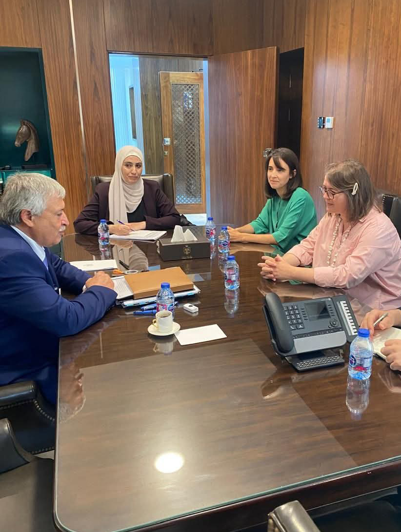 الأردن وبريطانيا يبحثان تعزيز التعاون في قطاع النقل