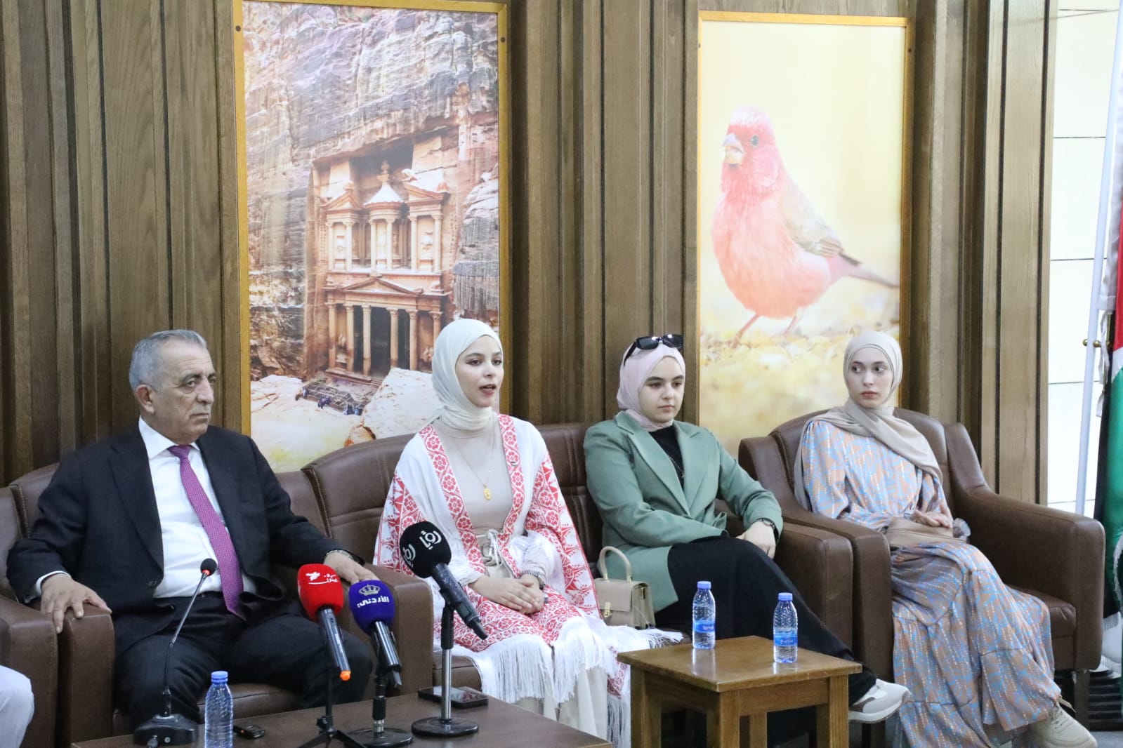 وزير الثقافة يكرم أوائل الثانوية العامة في المملكة