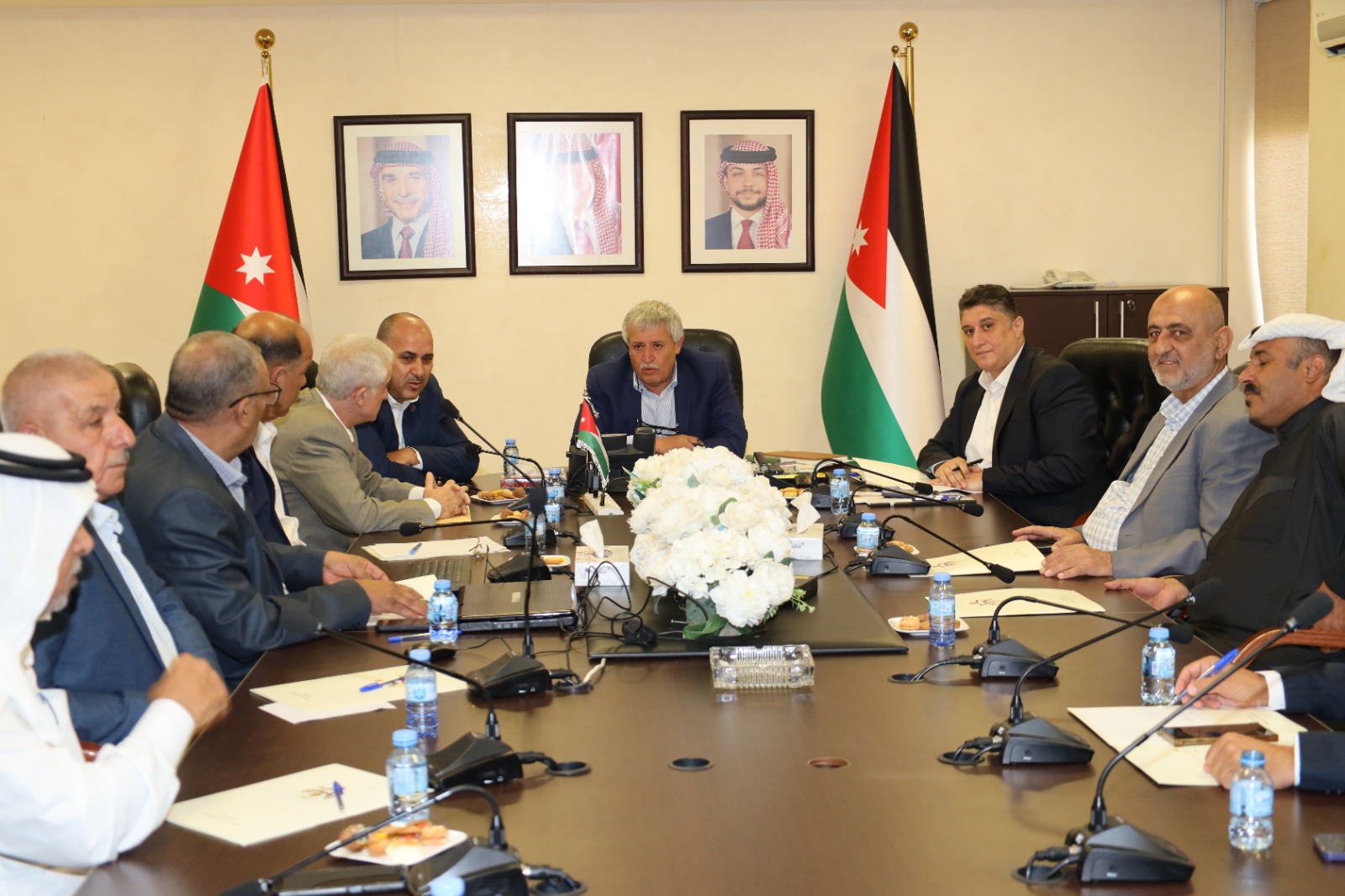 وزير النقل يلتقي ممثلي قطاعات الشاحنات والباصات والنقل السياحي