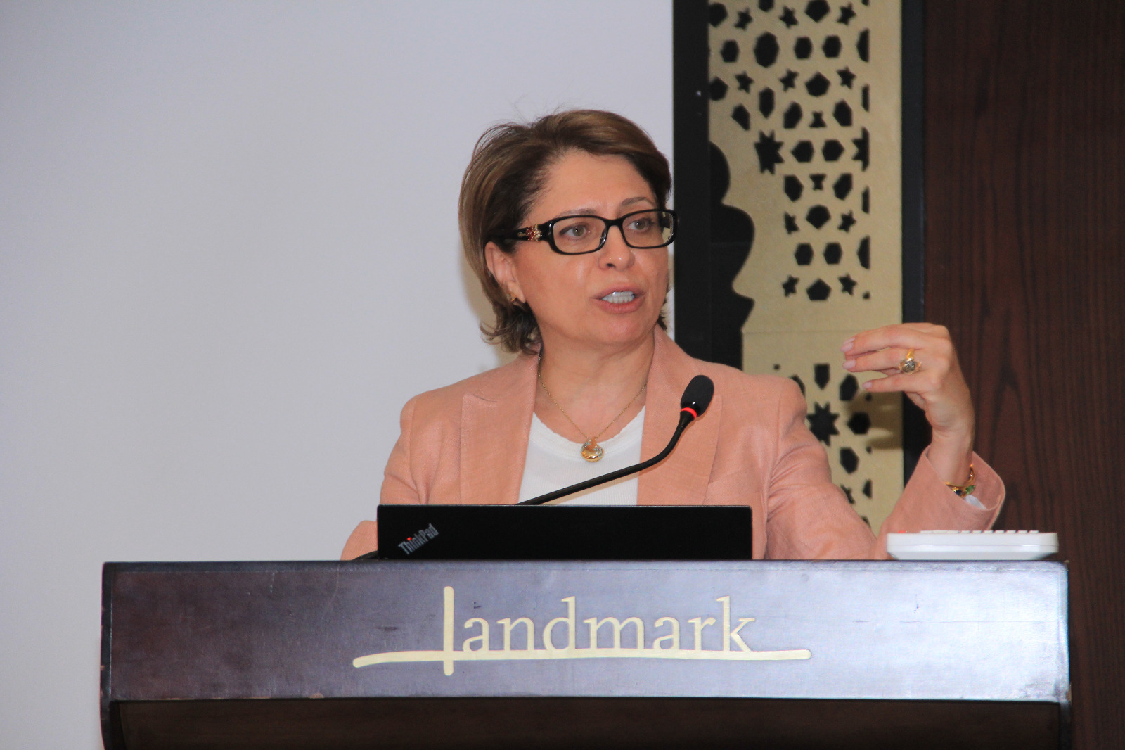 البلبيسي تؤكد أهمية تمكين وتأهيل القيادات الحكومية