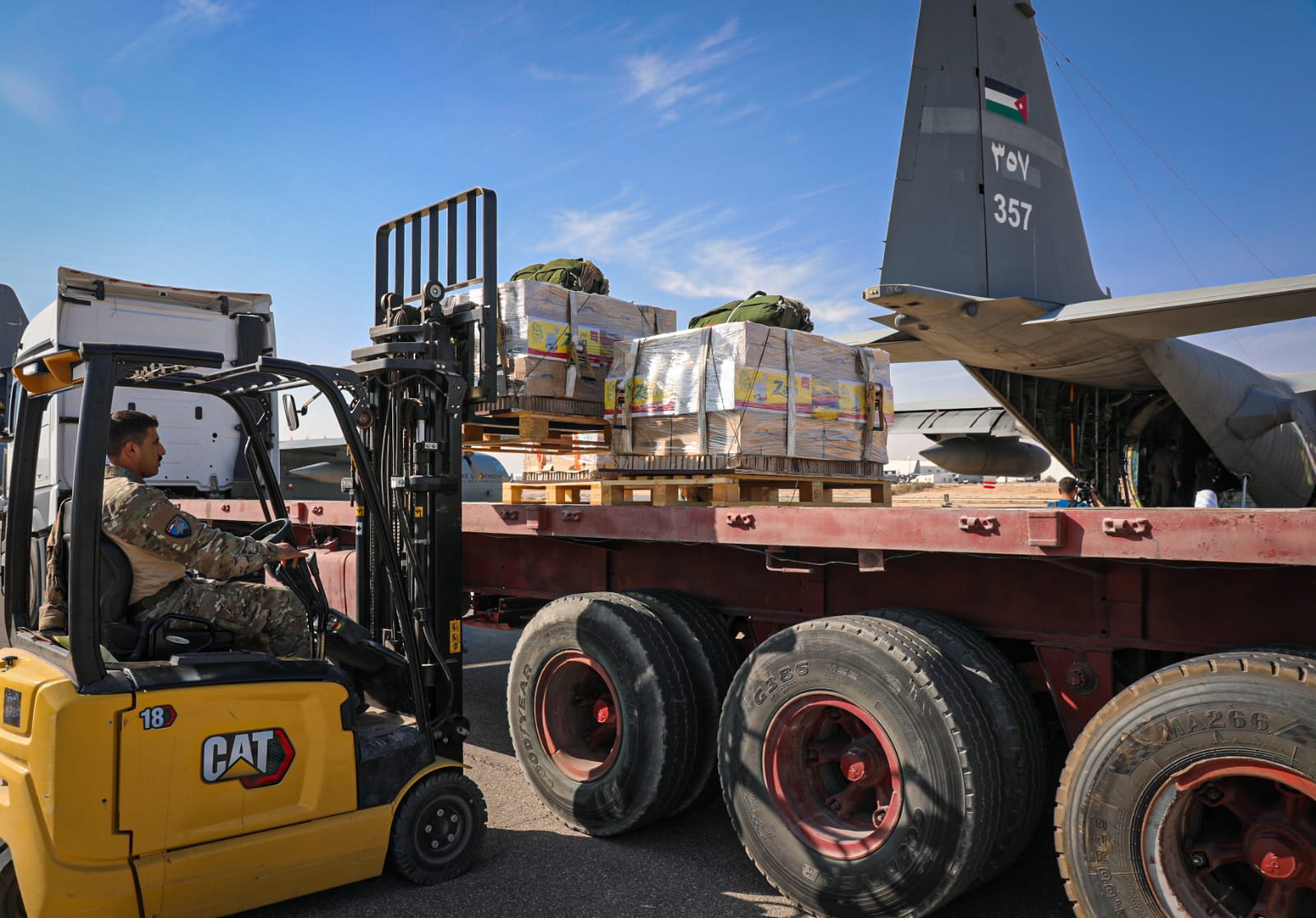 القوات المسلحة الأردنية تنفذ 10 إنزالات جوية على قطاع غزة بمشاركة دولية