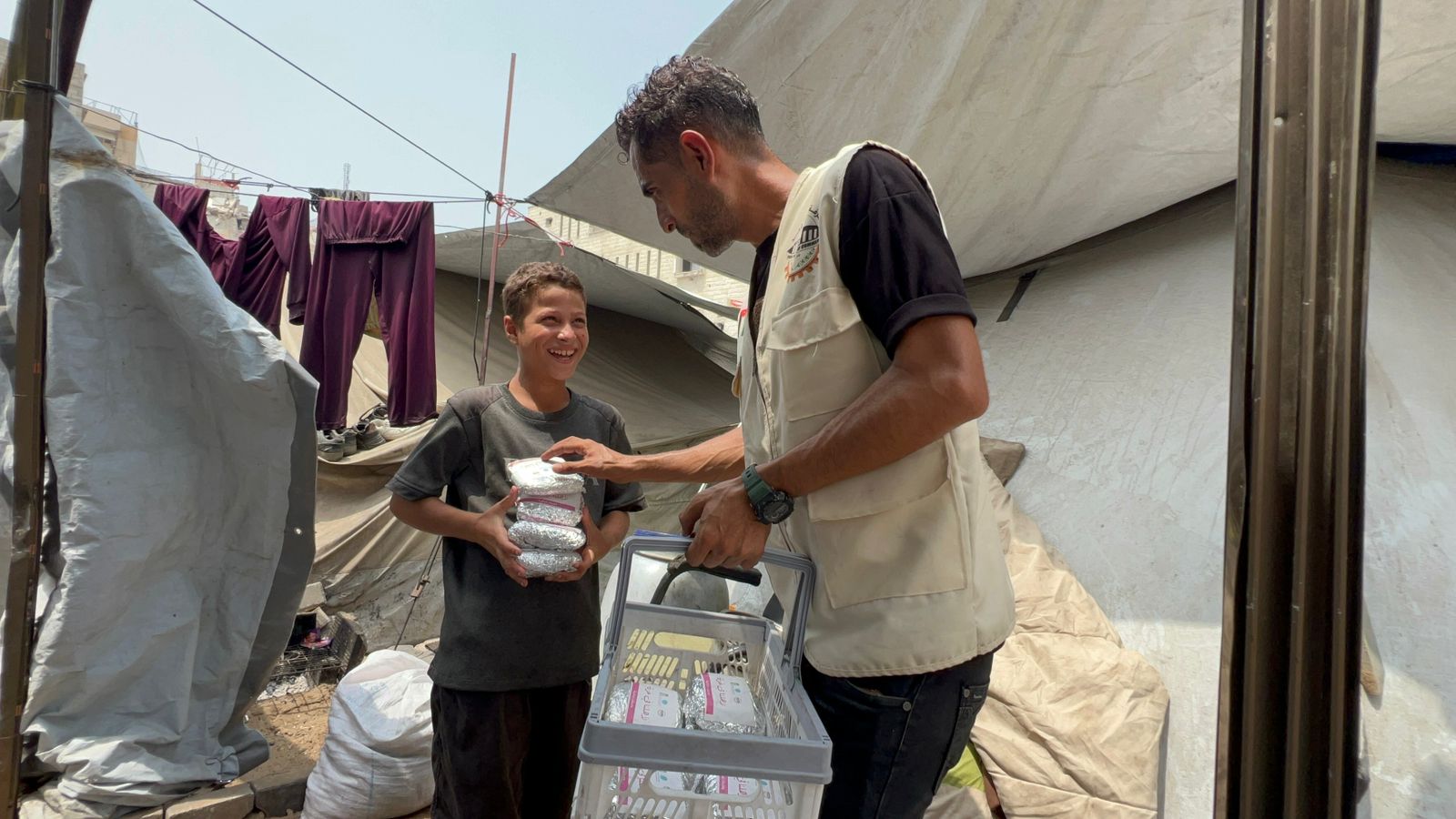 الهيئة الخيرية تواصل تنفيذ مشروع الوجبات الغذائية في غزة