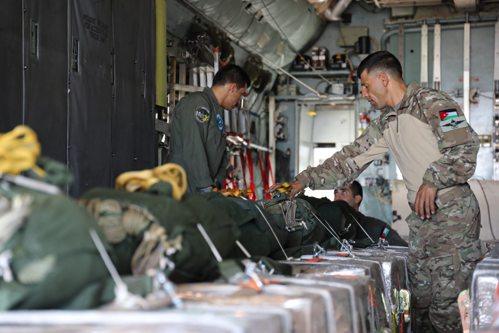 القوات المسلحة الأردنية تنفذ 10 إنزالات جوية على قطاع غزة بمشاركة دولية