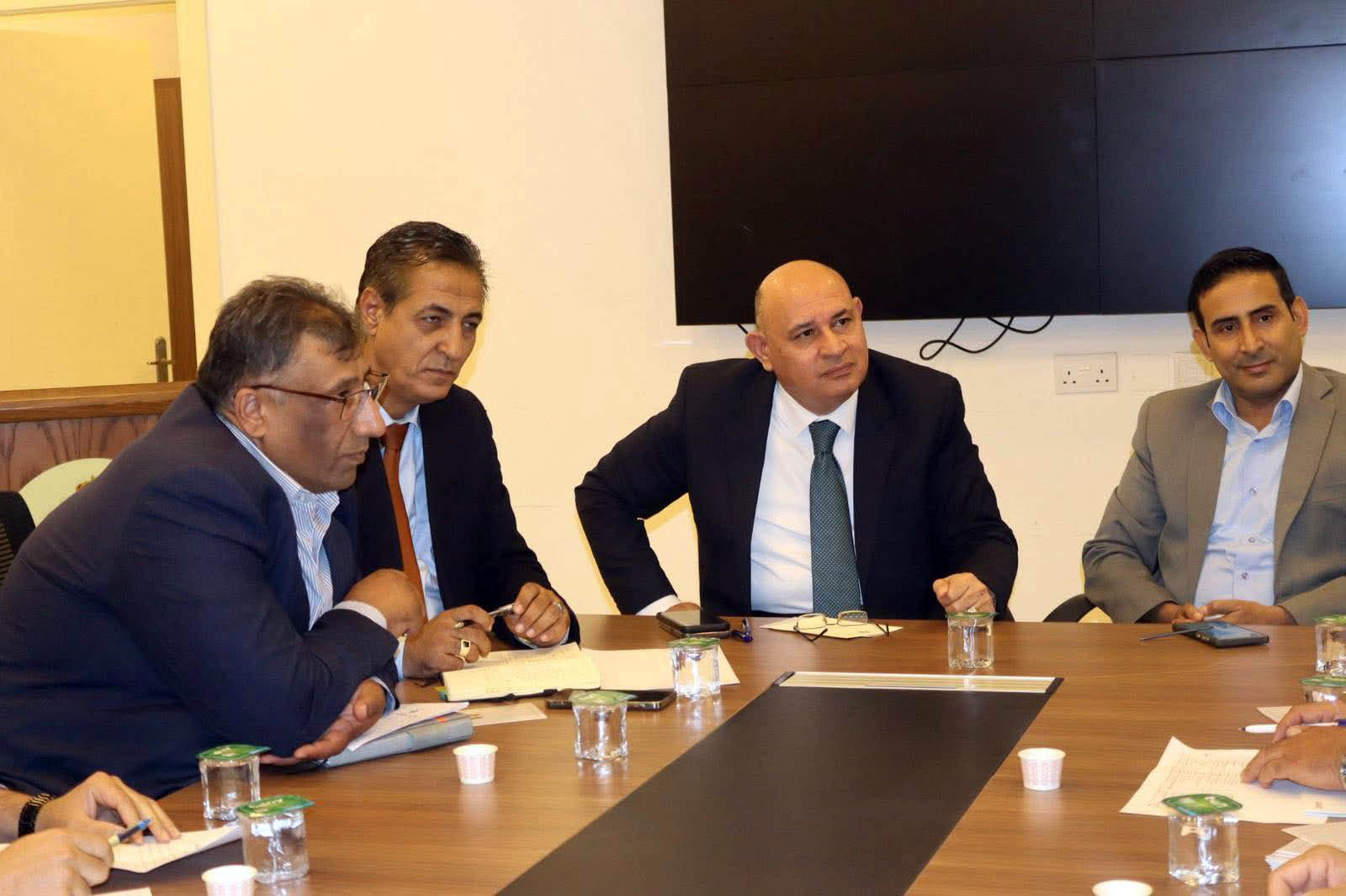 محافظ جرش يلتقي ضباط ارتباط جائزة ولي العهد للعمل التطوعي