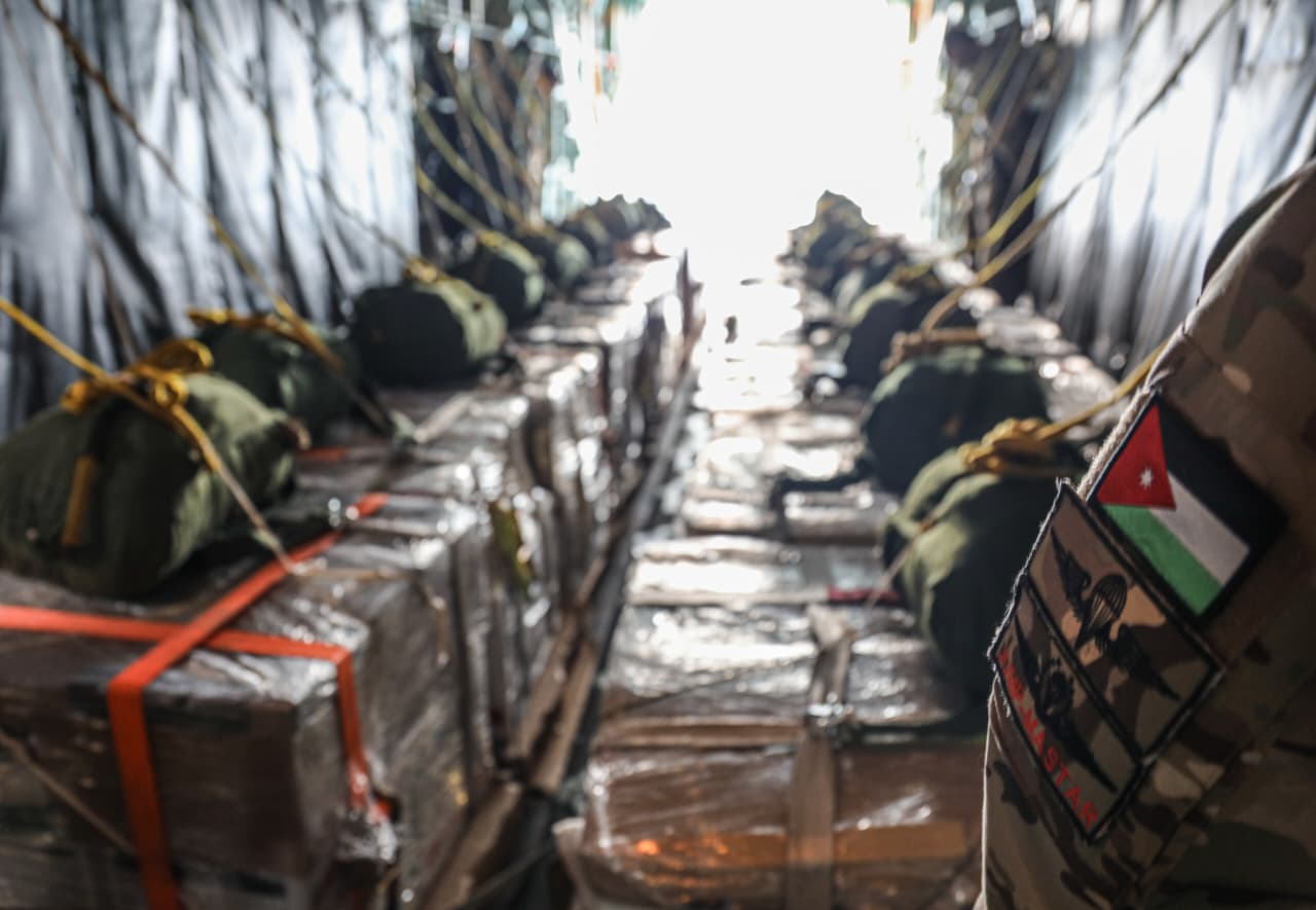 القوات المسلحة الأردنية تنفذ 10 إنزالات جوية على قطاع غزة بمشاركة دولية