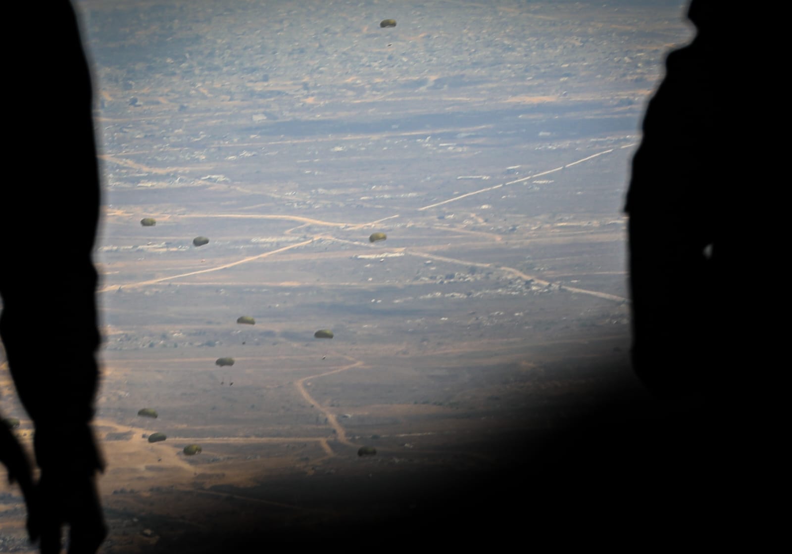 القوات المسلحة الأردنية تنفذ 10 إنزالات جوية على قطاع غزة بمشاركة دولية