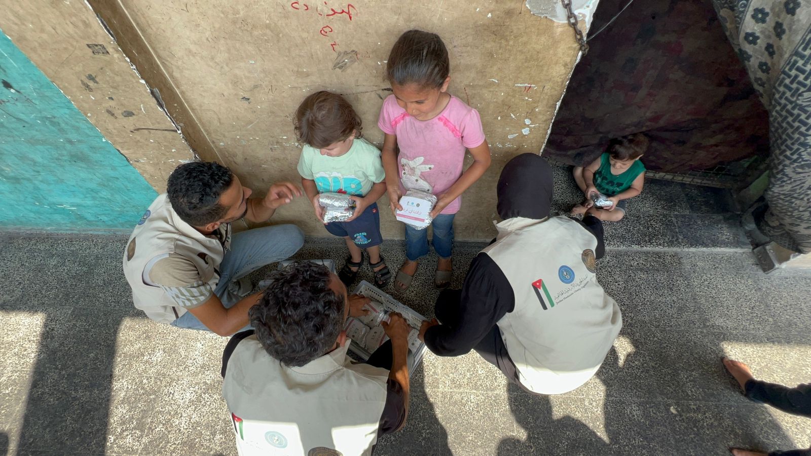 الهيئة الخيرية تواصل تنفيذ مشروع الوجبات الغذائية في غزة