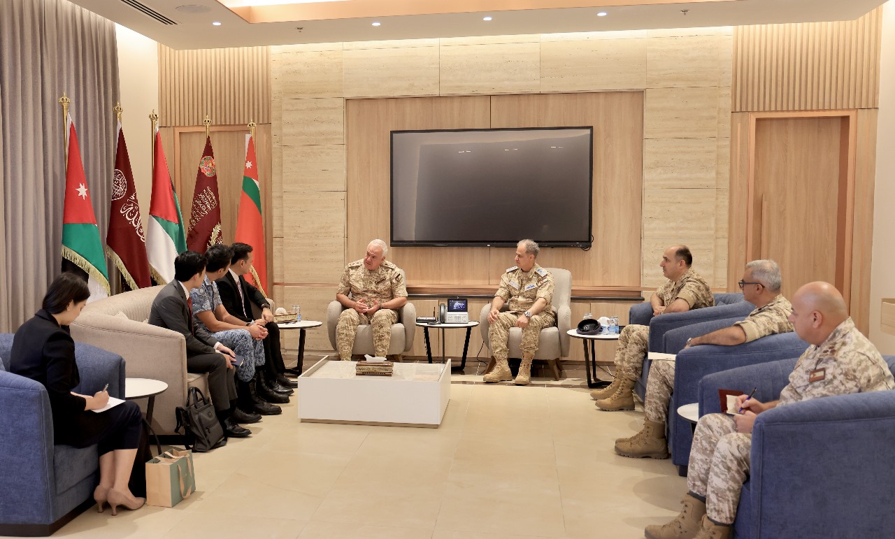 اللواء الركن الحنيطي يستقبل وزير الدولة الأقدم السنغافوري