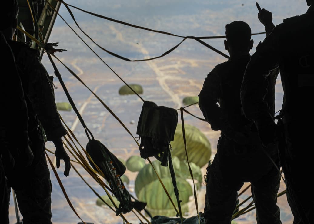 القوات المسلحة الأردنية تنفذ 10 إنزالات جوية على قطاع غزة بمشاركة دولية