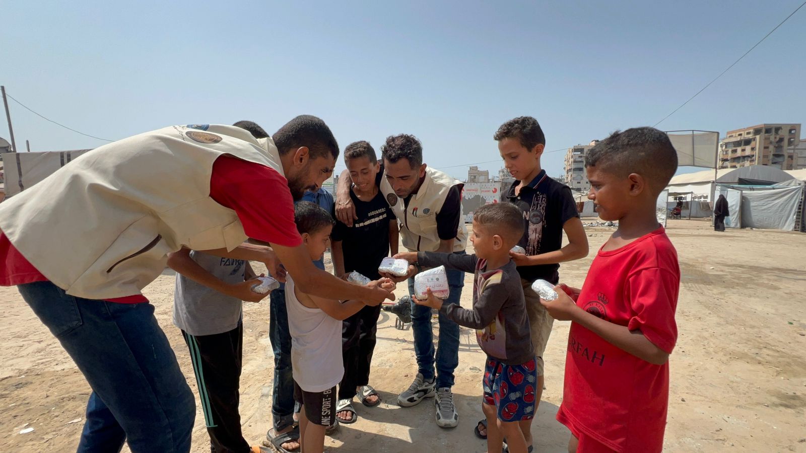 الهيئة الخيرية تواصل تنفيذ مشروع الوجبات الغذائية في غزة