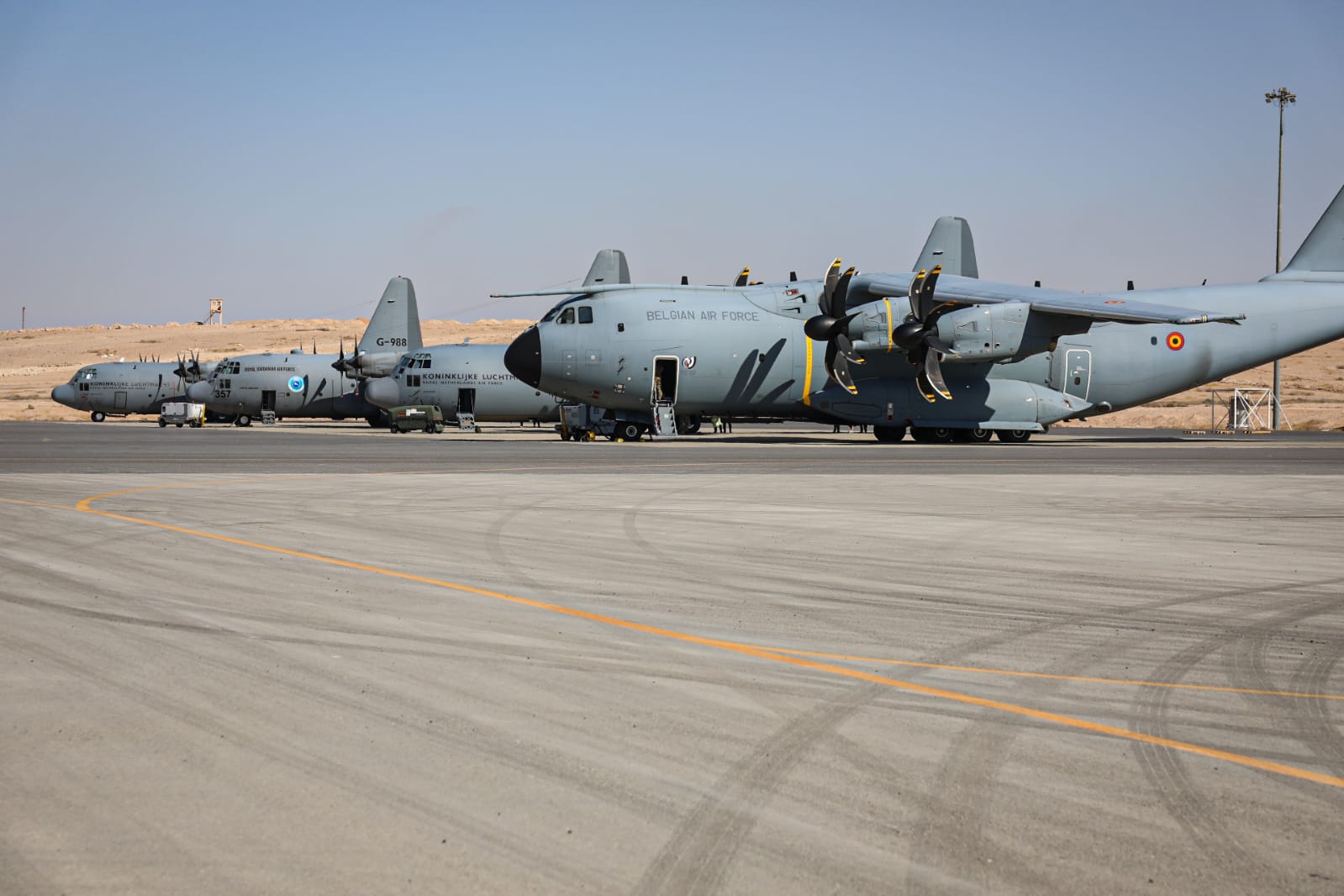 القوات المسلحة الأردنية تنفذ 10 إنزالات جوية على قطاع غزة بمشاركة دولية