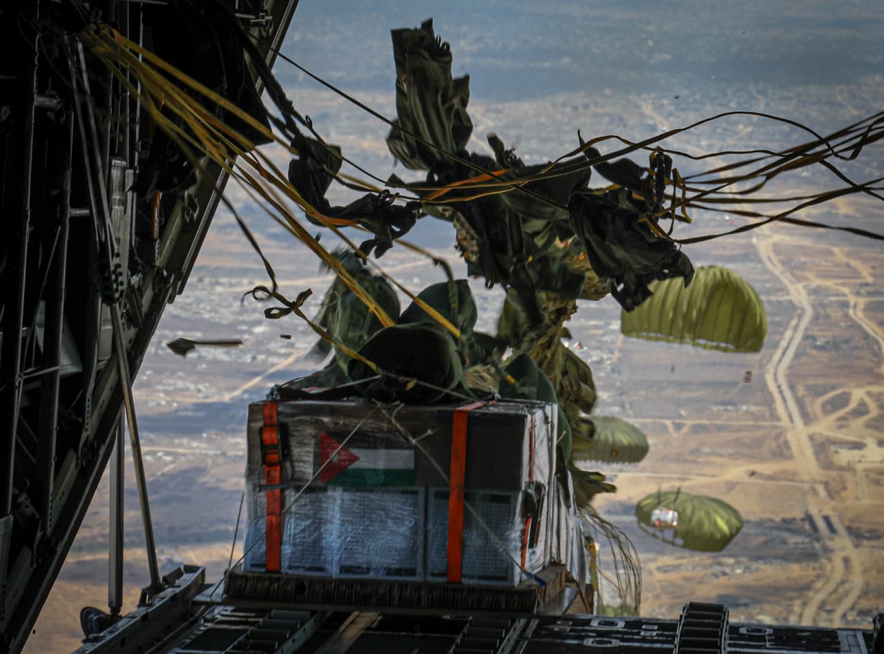 القوات المسلحة الأردنية تنفذ 10 إنزالات جوية على قطاع غزة بمشاركة دولية