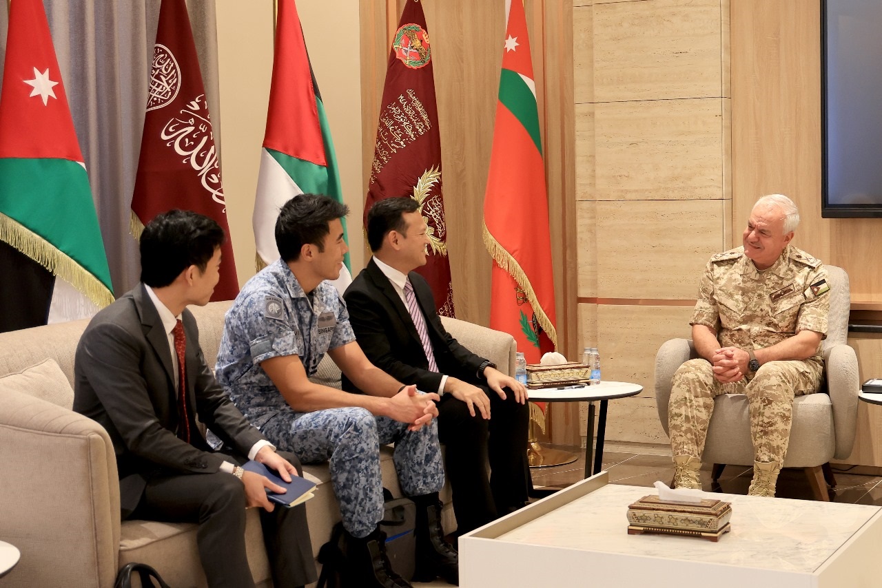 اللواء الركن الحنيطي يستقبل وزير الدولة الأقدم السنغافوري