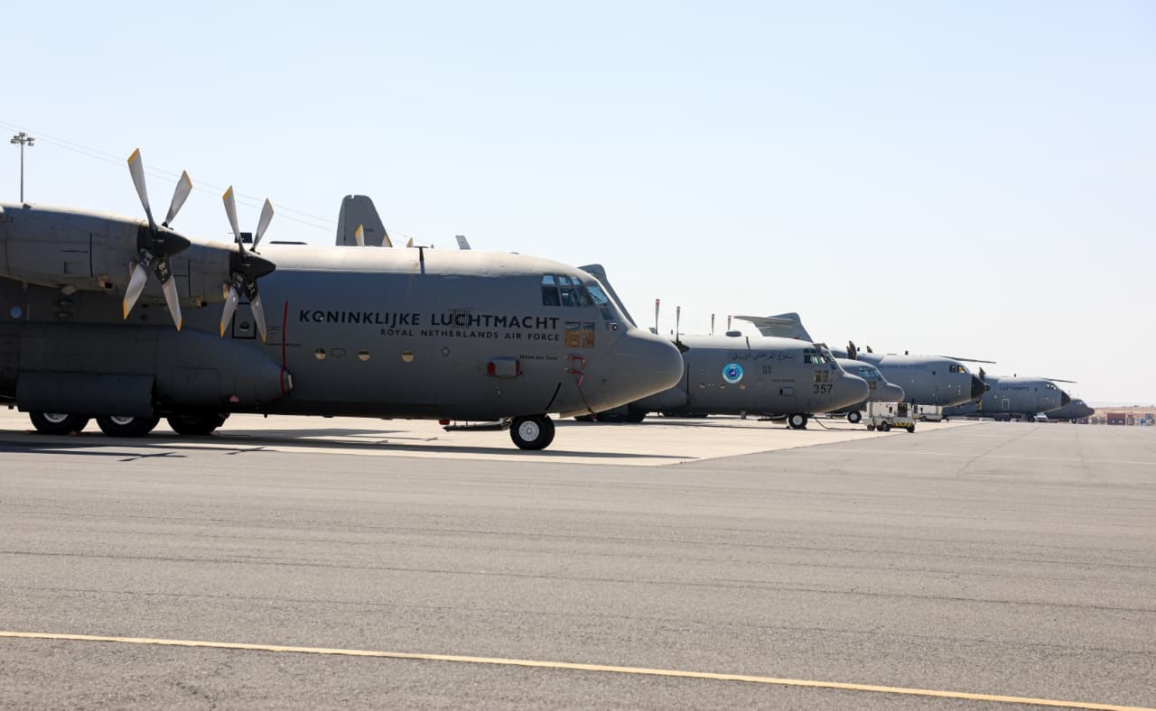 القوات المسلحة الأردنية تنفذ 10 إنزالات جوية على قطاع غزة بمشاركة دولية