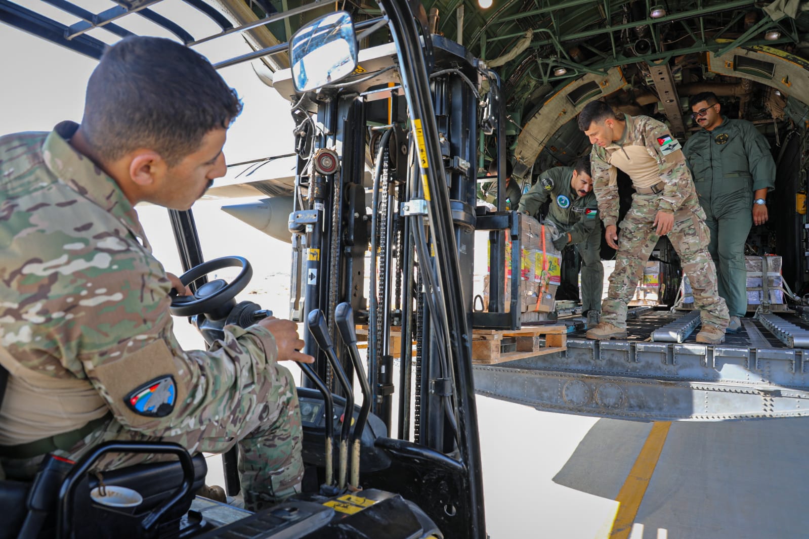القوات المسلحة الأردنية تنفذ 10 إنزالات جوية على قطاع غزة بمشاركة دولية