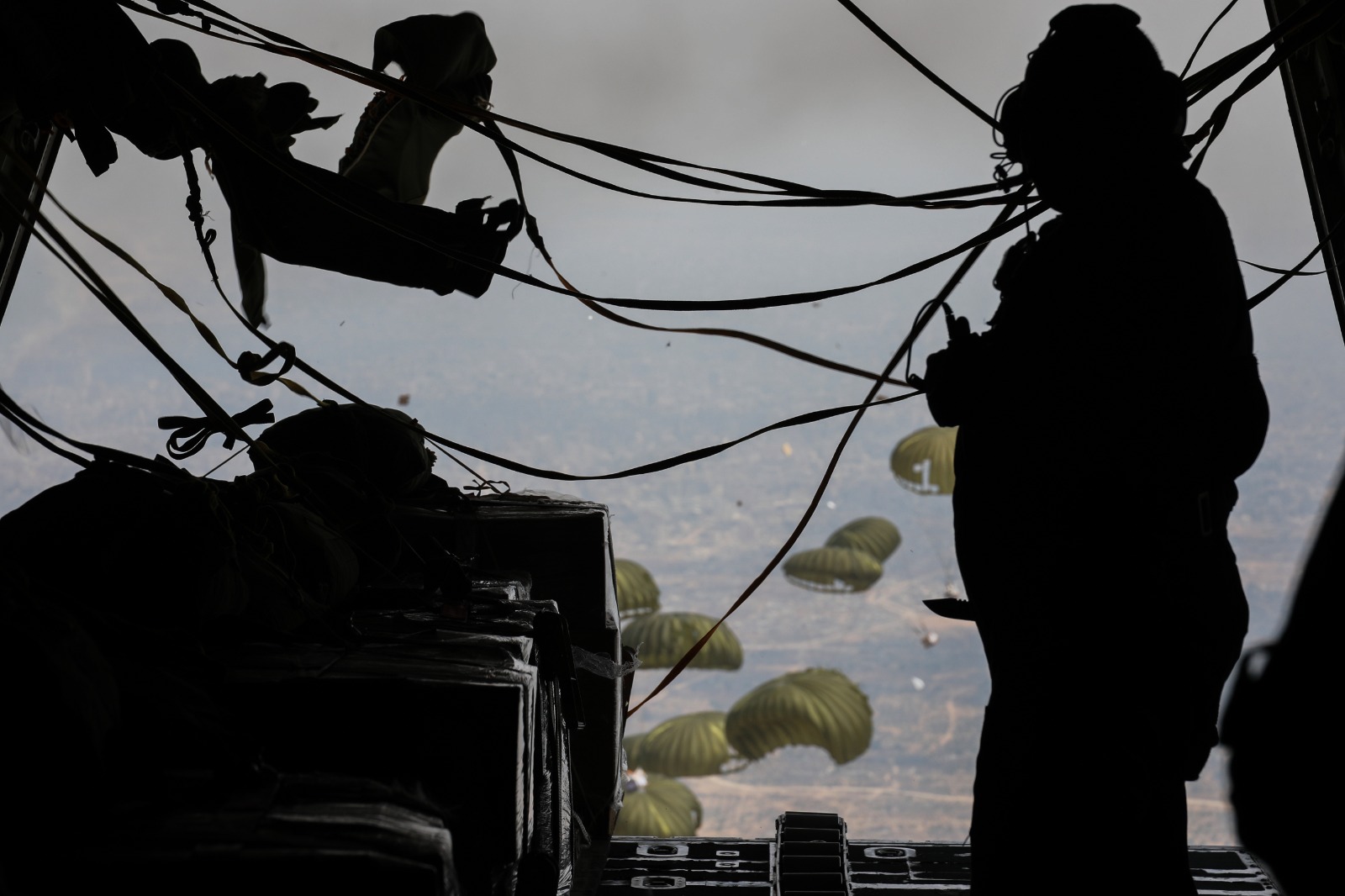 الأردن يواصل إرسال المساعدات إلى غزة عبر إنزالات جوية جديدة