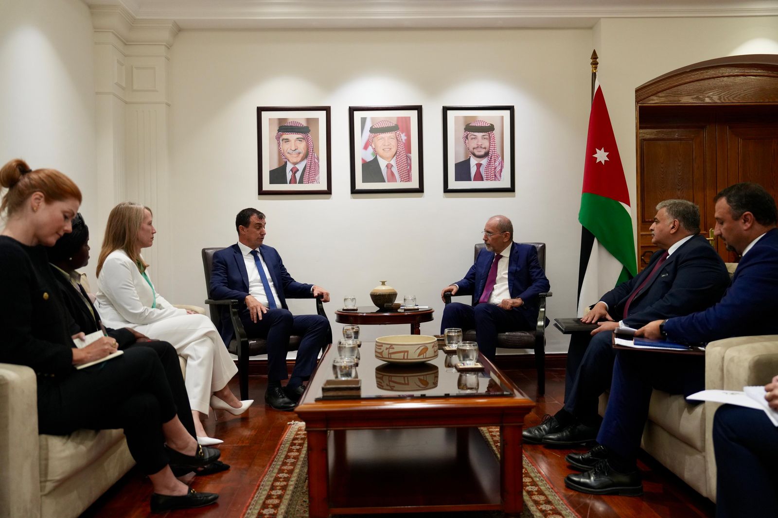 وزير الخارجية يلتقي وكيل الأمين العام لشؤون السلامة والأمن