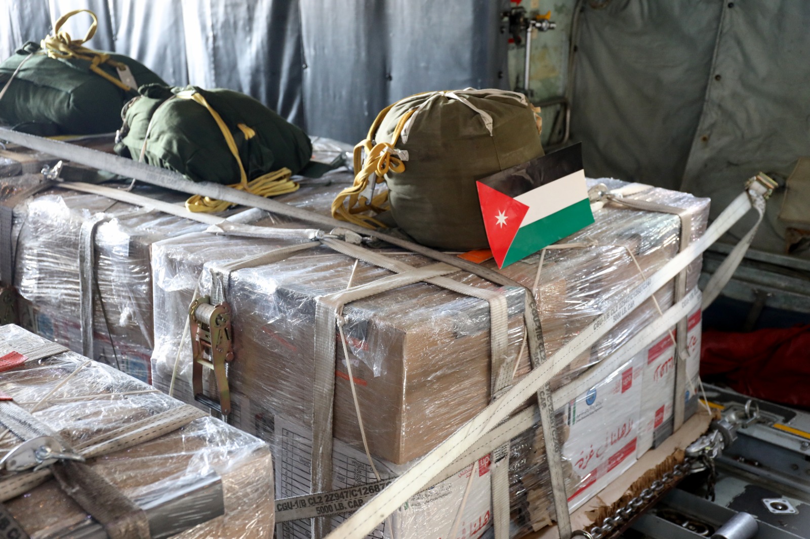 الأردن يواصل إرسال المساعدات إلى غزة عبر إنزالات جوية جديدة