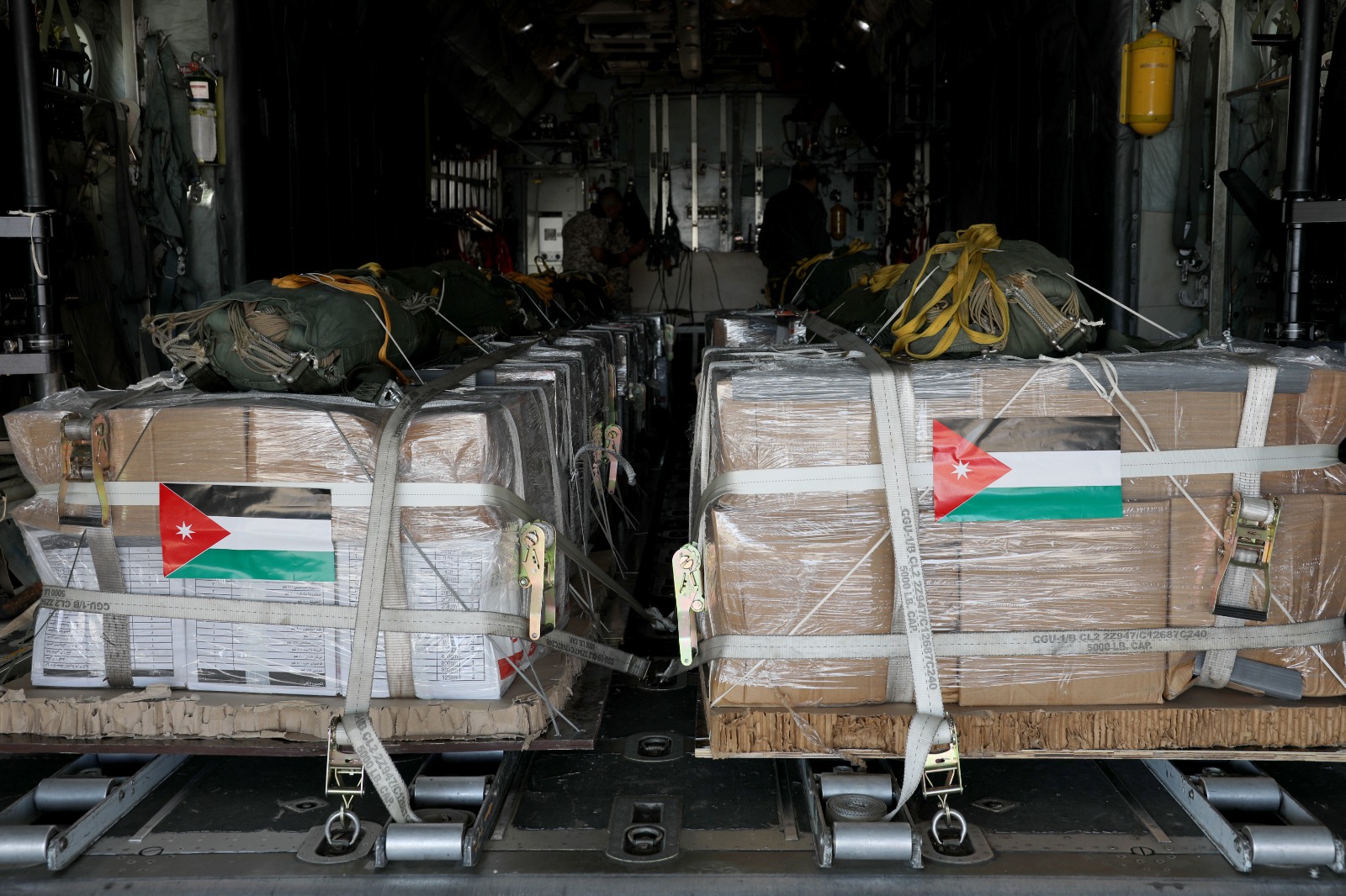 الأردن يواصل إرسال المساعدات إلى غزة عبر إنزالات جوية جديدة