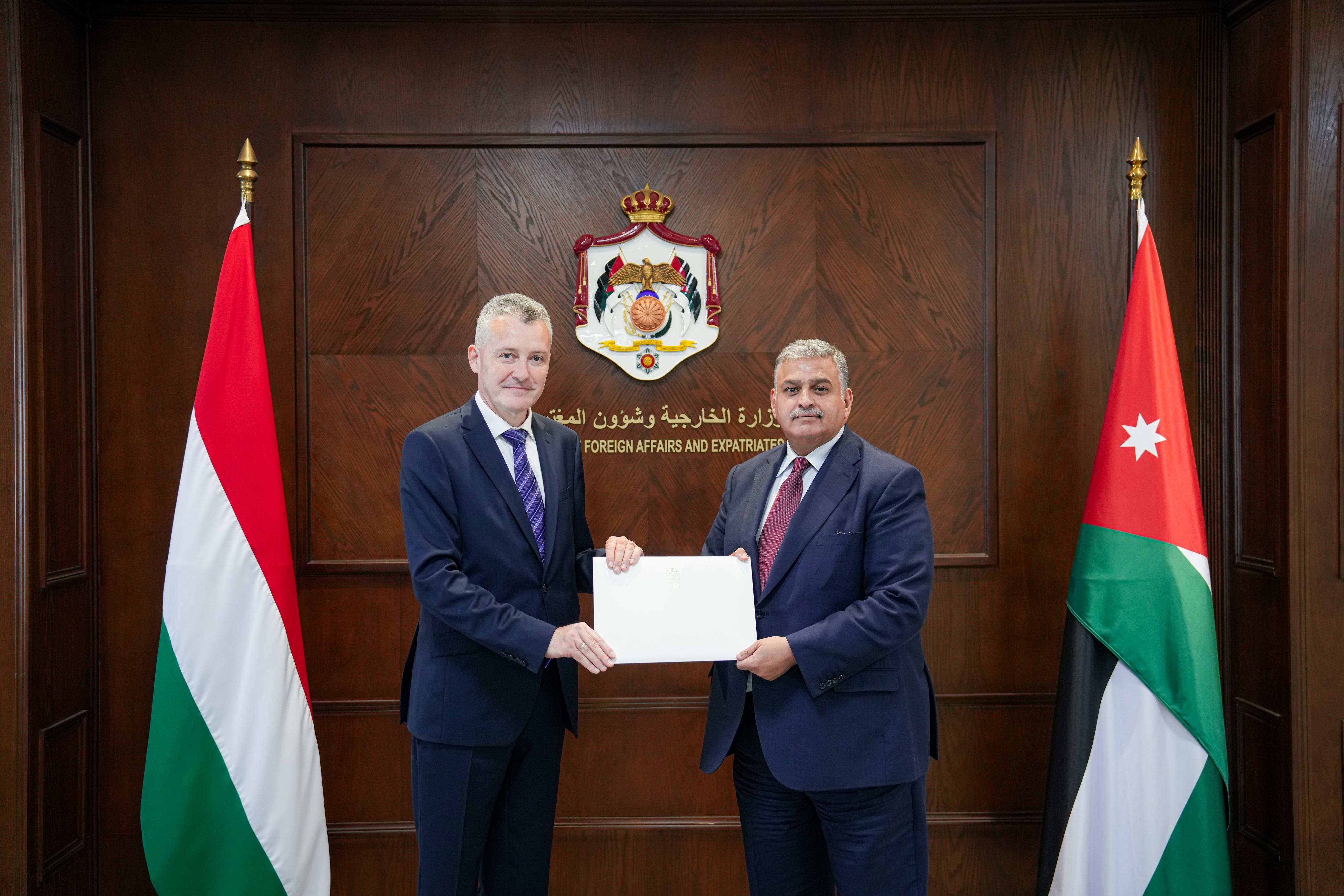 الخارجية تتسلم نسخة من أوراق اعتماد السفير الهنغاري