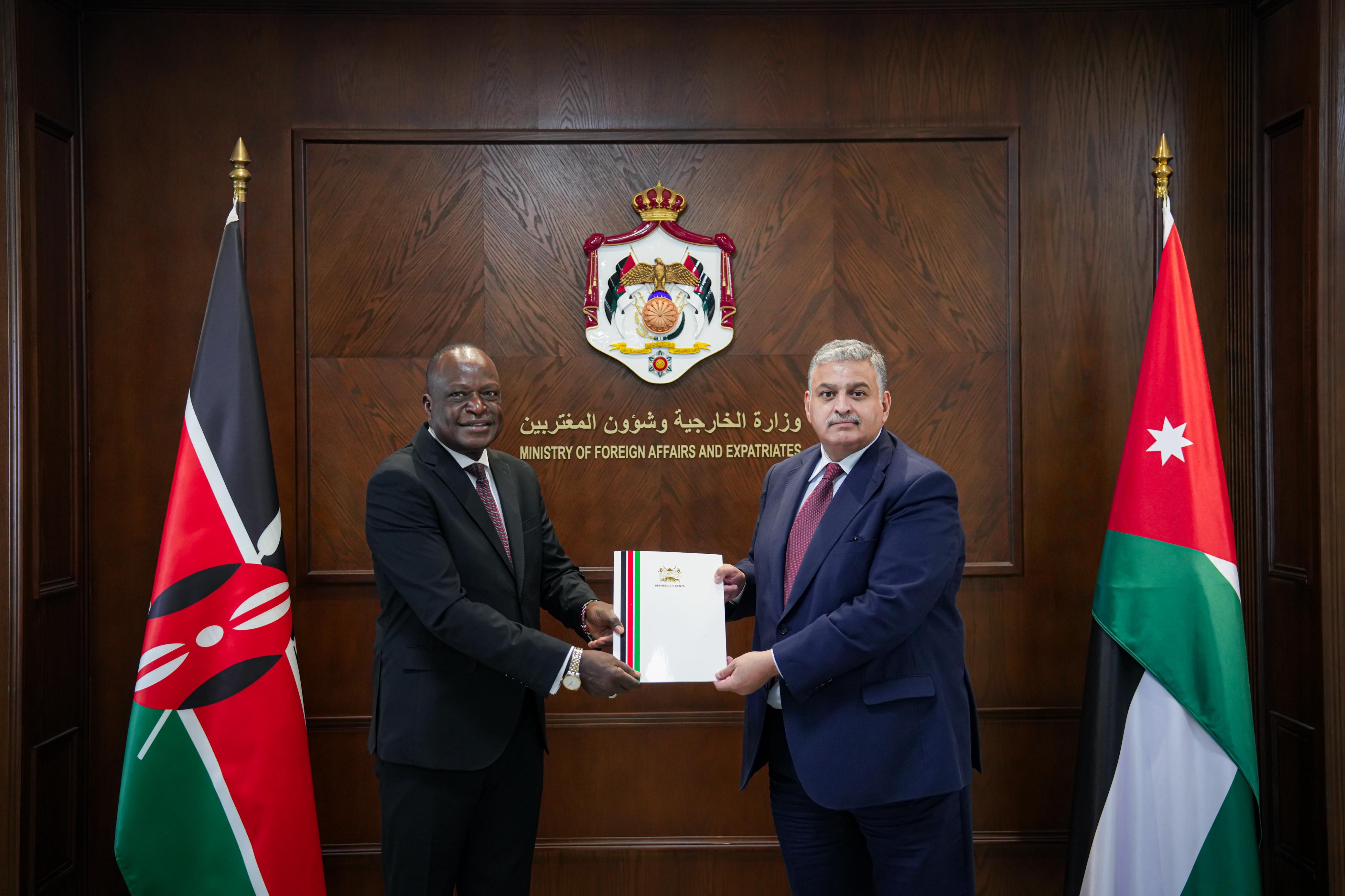 الخارجية تتسلم نسخة من أوراق اعتماد سفير كينيا
