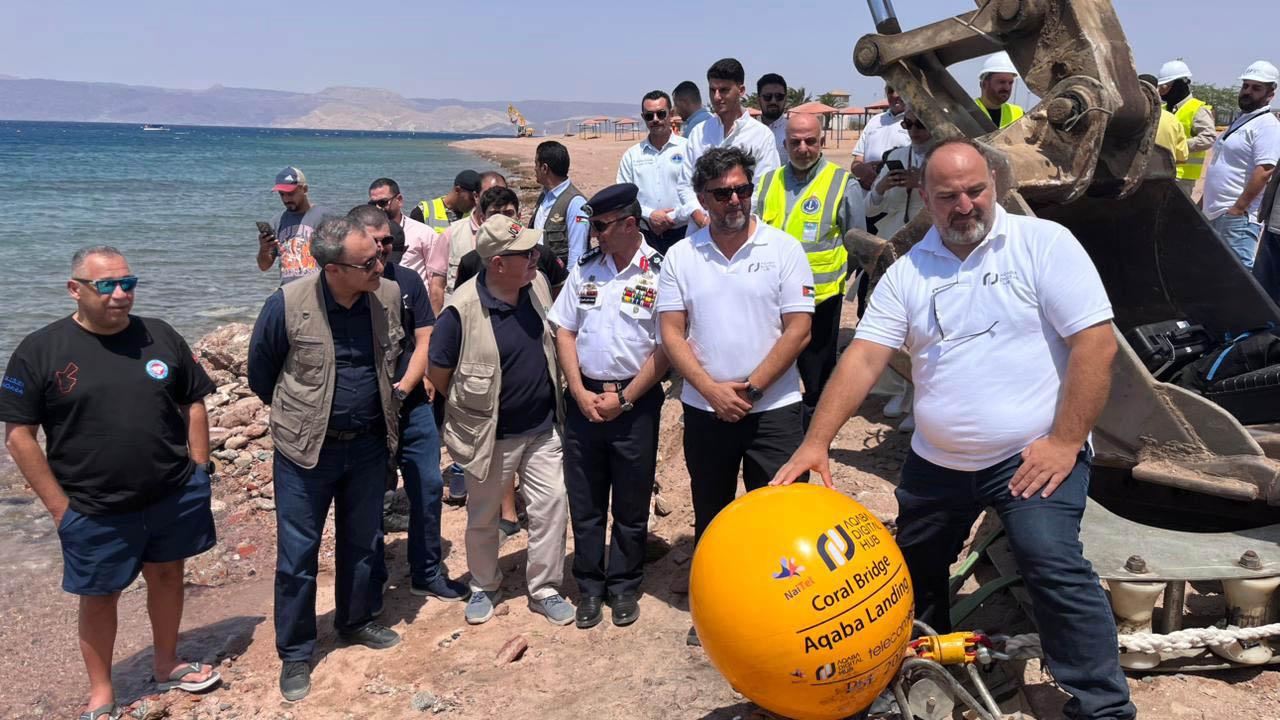 انزال الكيبل البحري كورال بريدجفي مدينة العقبة