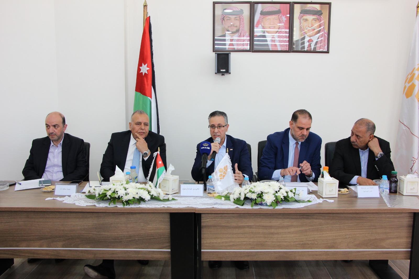 الوزير القضاة يلتقي المستثمرين في مدينة مادبا الصناعية