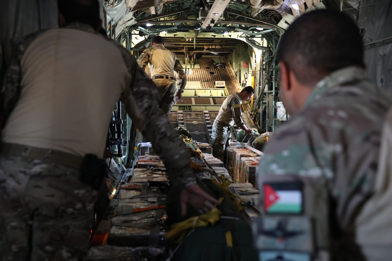 القوات المسلحة تنفذ إنزالا جويا على غزة بالتعاون مع دول شقيقة وصديقة