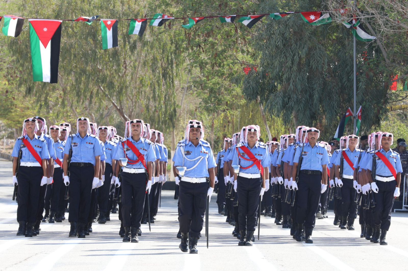 اللواء المعايطة يرعى تخريج كوكبة من مستجدي الأمن العام