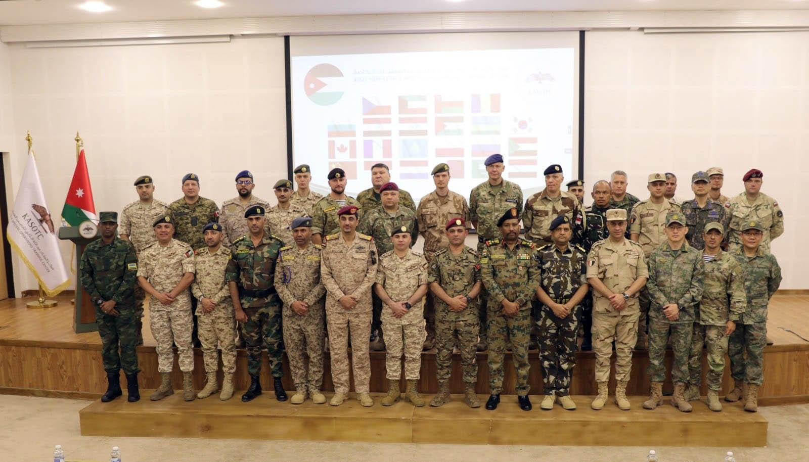 وفد من الملحقين العسكريين يزور مركز الملك عبدالله الثاني للتدريب