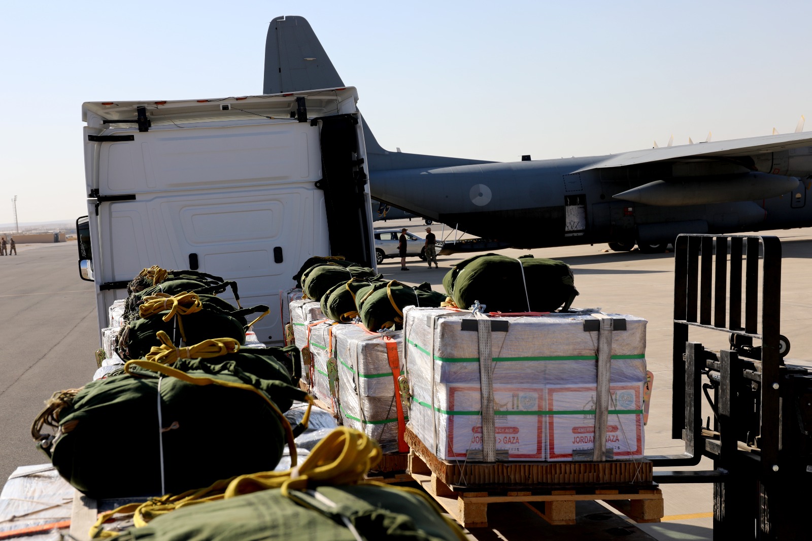 الأردن يواصل إيصال المساعدات إلى غزة عبر إنزالات جوية جديدة