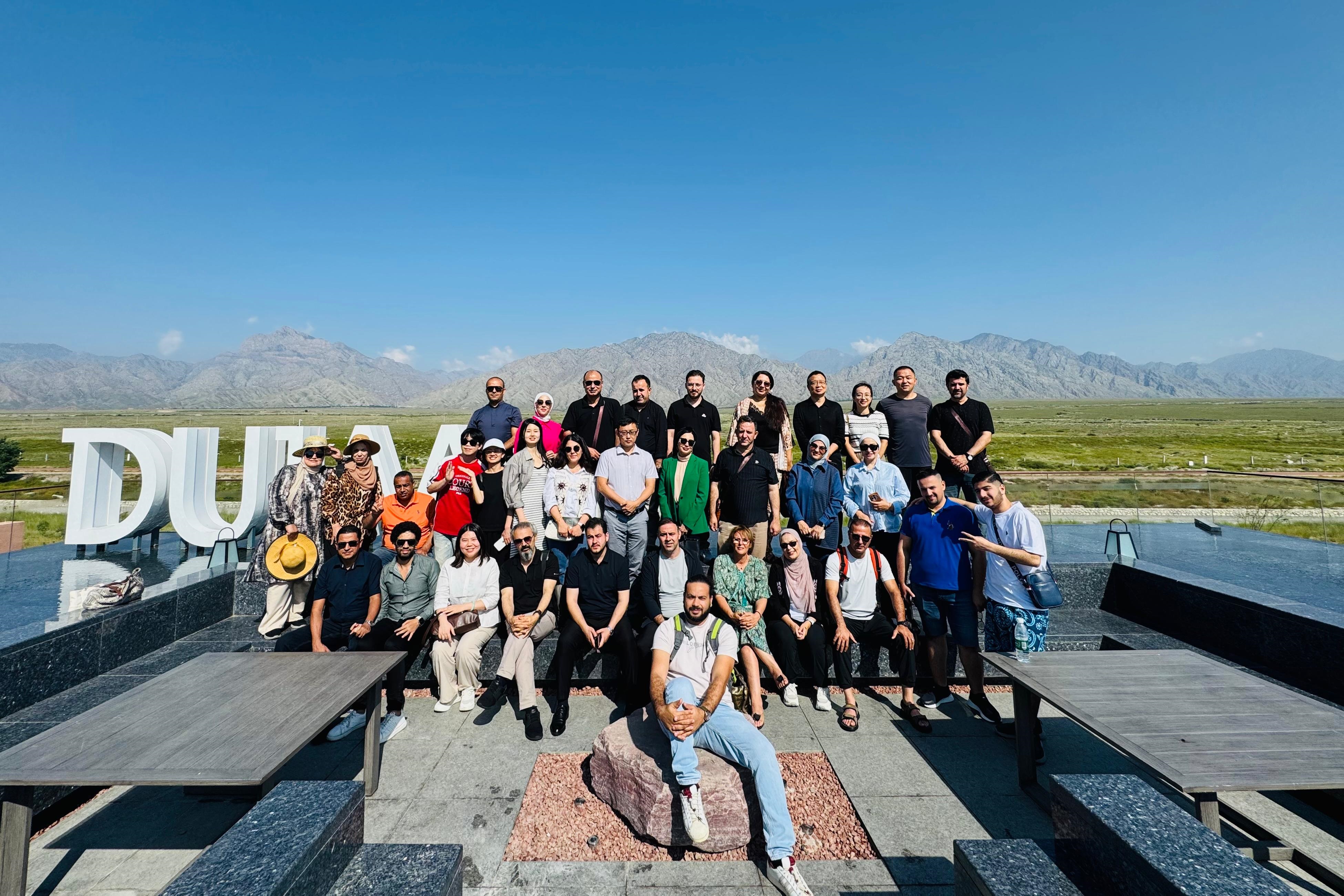 صحفيون عرب يطلعون على ملامح مدينة ينتشوان الصينية