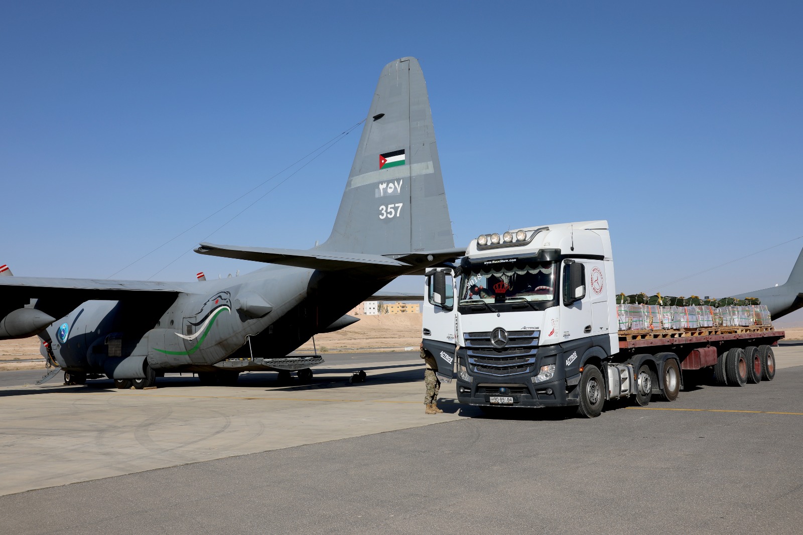 الأردن يواصل إيصال المساعدات إلى غزة عبر إنزالات جوية جديدة