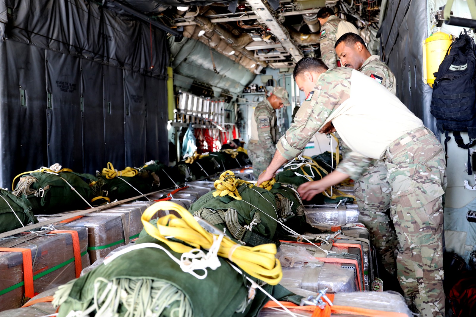 الأردن يواصل إيصال المساعدات إلى غزة عبر إنزالات جوية جديدة