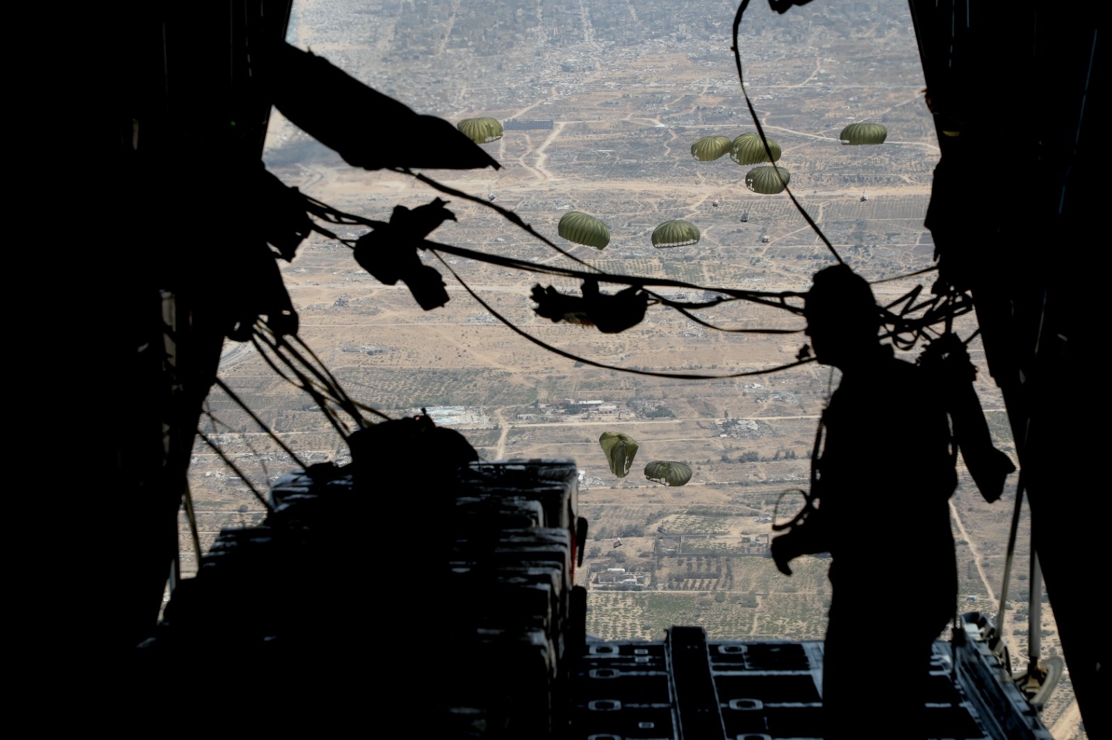 الأردن يواصل إيصال المساعدات إلى غزة عبر إنزالات جوية جديدة